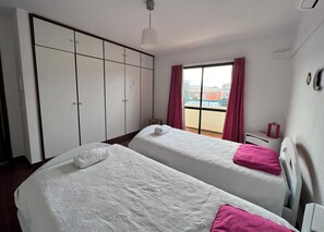 2 chambres, coffres-forts dans les chambres, bureau