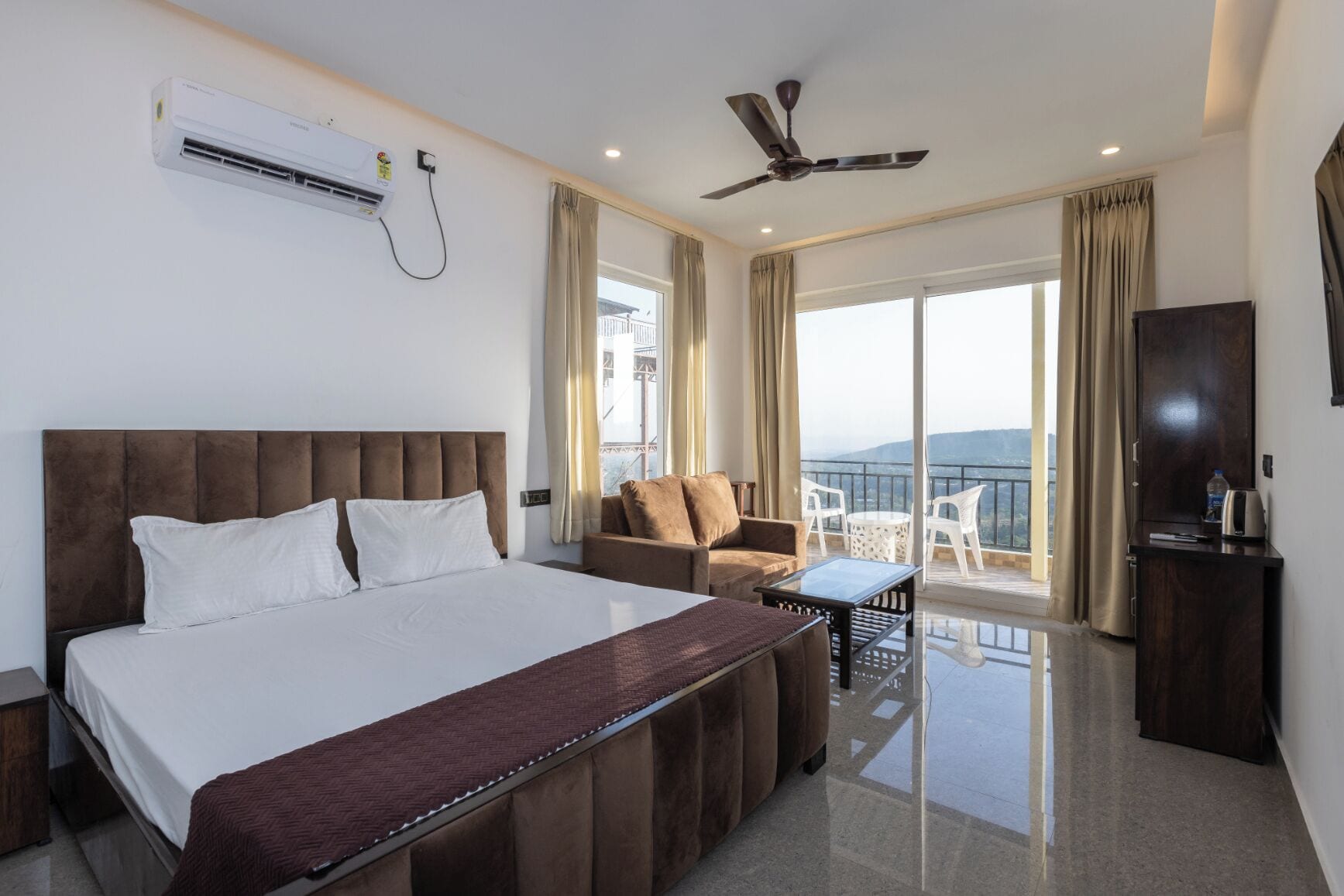 Egyptian cotton sheets, premium bedding, minibar, individually decorated