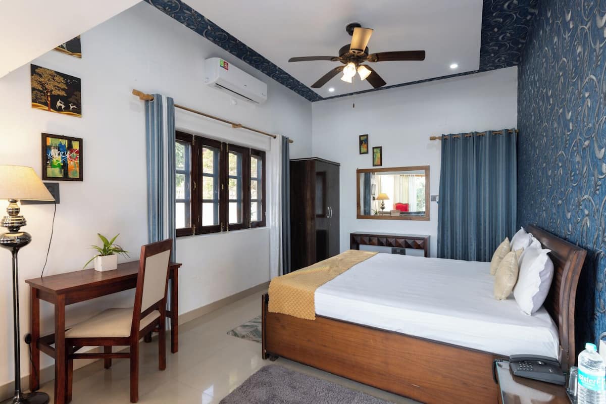 Egyptian cotton sheets, premium bedding, minibar, individually decorated