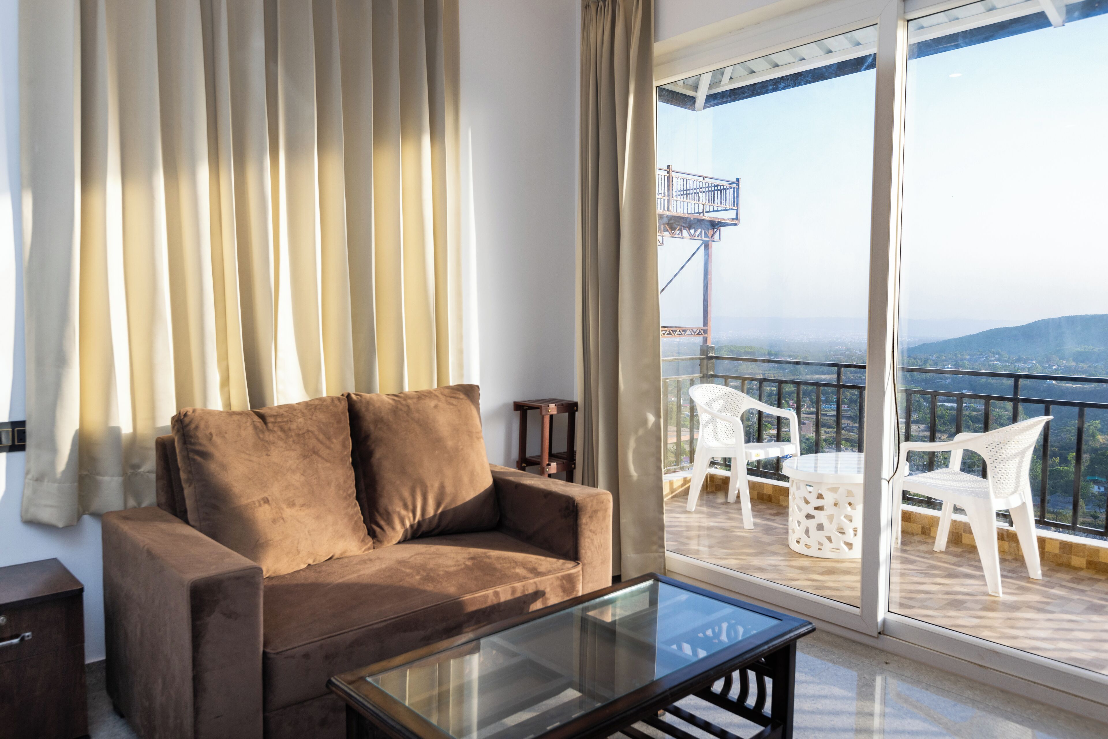 Deluxe kamer | Woonruimte | Een 32-inch smart-tv met satellietzenders