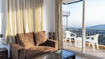 Deluxe kamer | Woonruimte | Een 32-inch smart-tv met satellietzenders