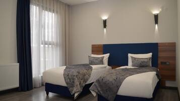 Habitación estándar con 2 camas individuales, 2 camas individuales | Ropa de cama de alta calidad, escritorio y wifi gratis