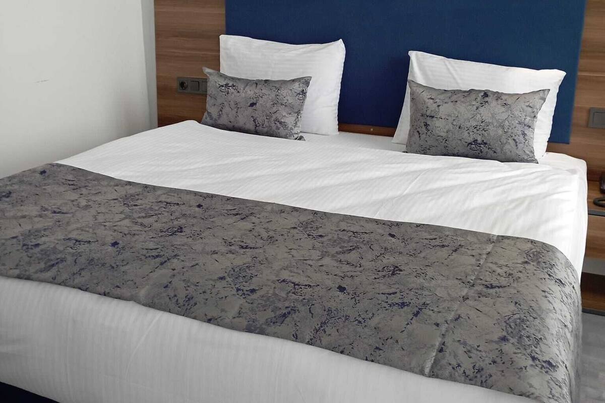 Chambre Double Standard | Literie de qualité supérieure, bureau, Wi-Fi gratuit