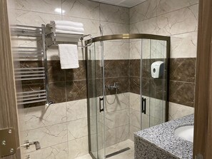 Shower, rainfall showerhead, hair dryer, towels - Lavanta Tepesi Otel Salda (Yesilova)