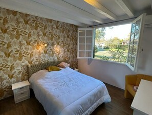 3 slaapkamers, een strijkplank/strijkijzer, reisbedje, gratis wifi