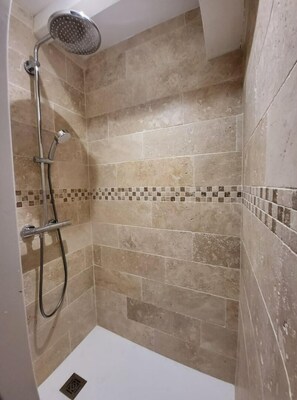 Dusche, Haartrockner, Bidet, Handtücher