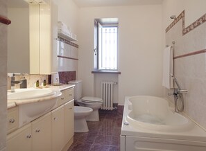 Shower, jetted bath, hair dryer, bidet - Wonderful House in the Center of Barbaresco (Barbaresco)