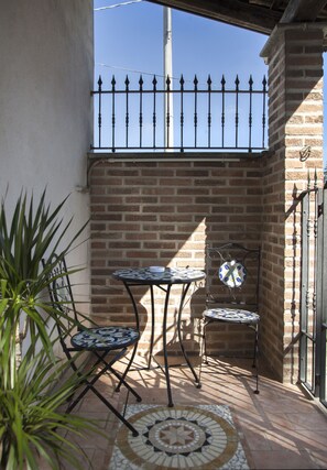 Outdoor dining - Wonderful House in the Center of Barbaresco (Barbaresco)
