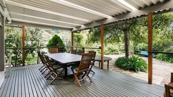 Outdoor dining - The Anchorage Cottage (McCrae)