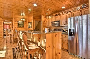 Talo (5 Bedrooms) | Yksityinen keittiö | Mikroaaltouuni, uuni, liesi, astianpesukone
