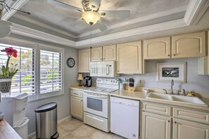 Apartment (2 Bedrooms) | Interior - Central Cape Coral Condo w/ Community Pool! (Cape Coral)