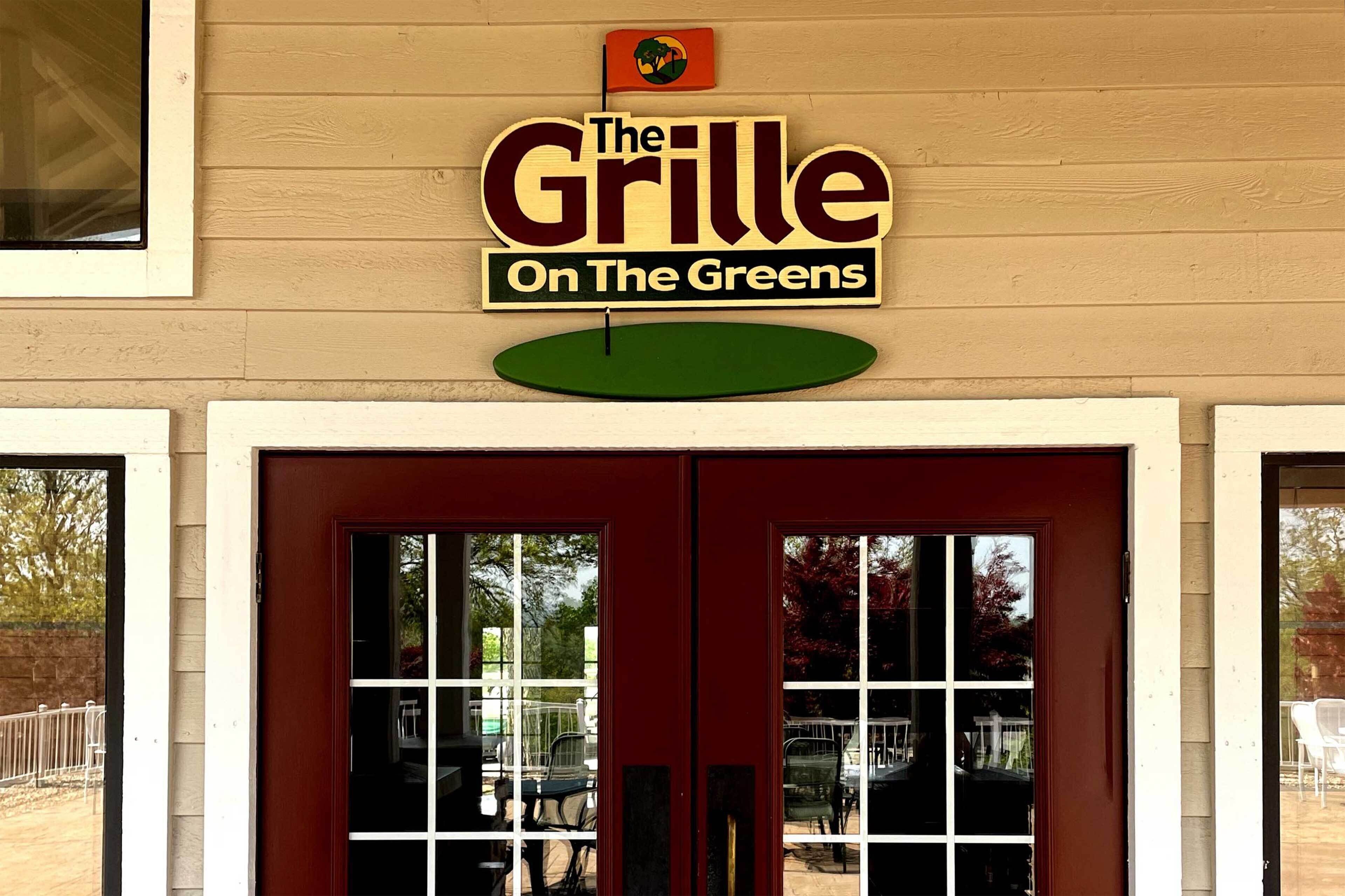 En skiltning til restauranten 'The Grille On The Greens'.