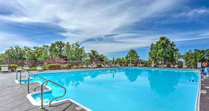 Branson Retreat w/ Balcony & 18-hole Golf Course!