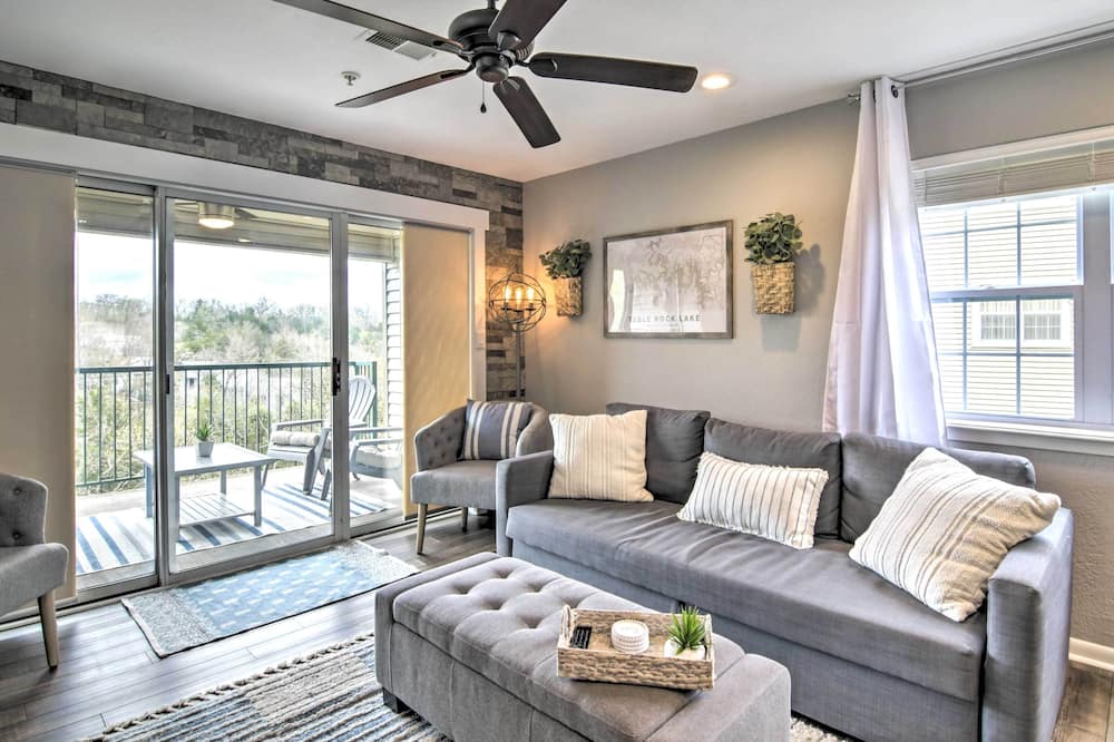Branson Retreat w/ Balcony & 18-hole Golf Course!
