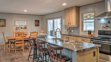 House (5 Bedrooms) | Interior