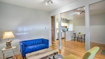 Apartment (2 Bedrooms) | Living area