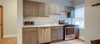 3 Mi to Dtwn: Walkable Apt in Cleveland!
