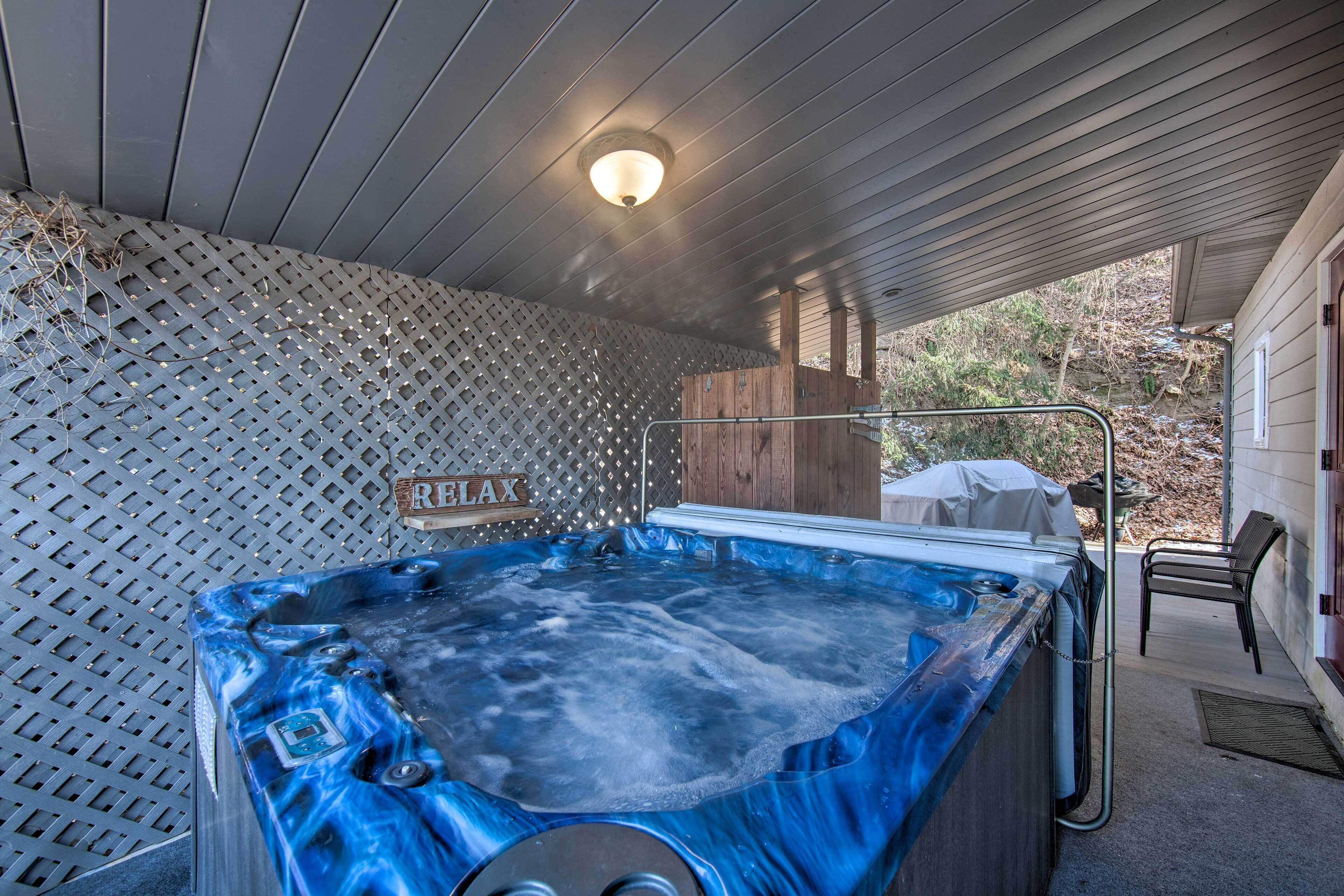 Spacious Pequea Retreat w/ Dock & Hot Tub!