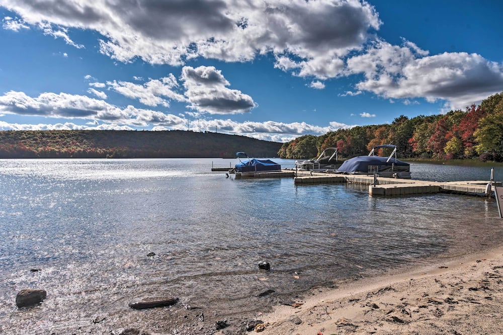 1 Mi to Jack Frost Ski Resort: Water-view Retreat - Kidder Township, PA