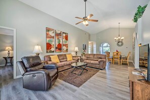 Televisor, taula de tennis de taula i llibres 