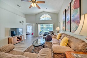 Televisor, taula de tennis de taula i llibres 