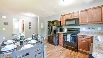 House (3 Bedrooms) | Interior