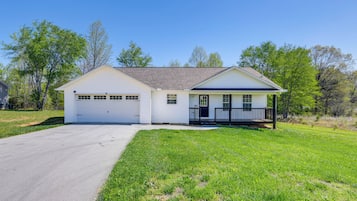 House (3 Bedrooms) | Exterior