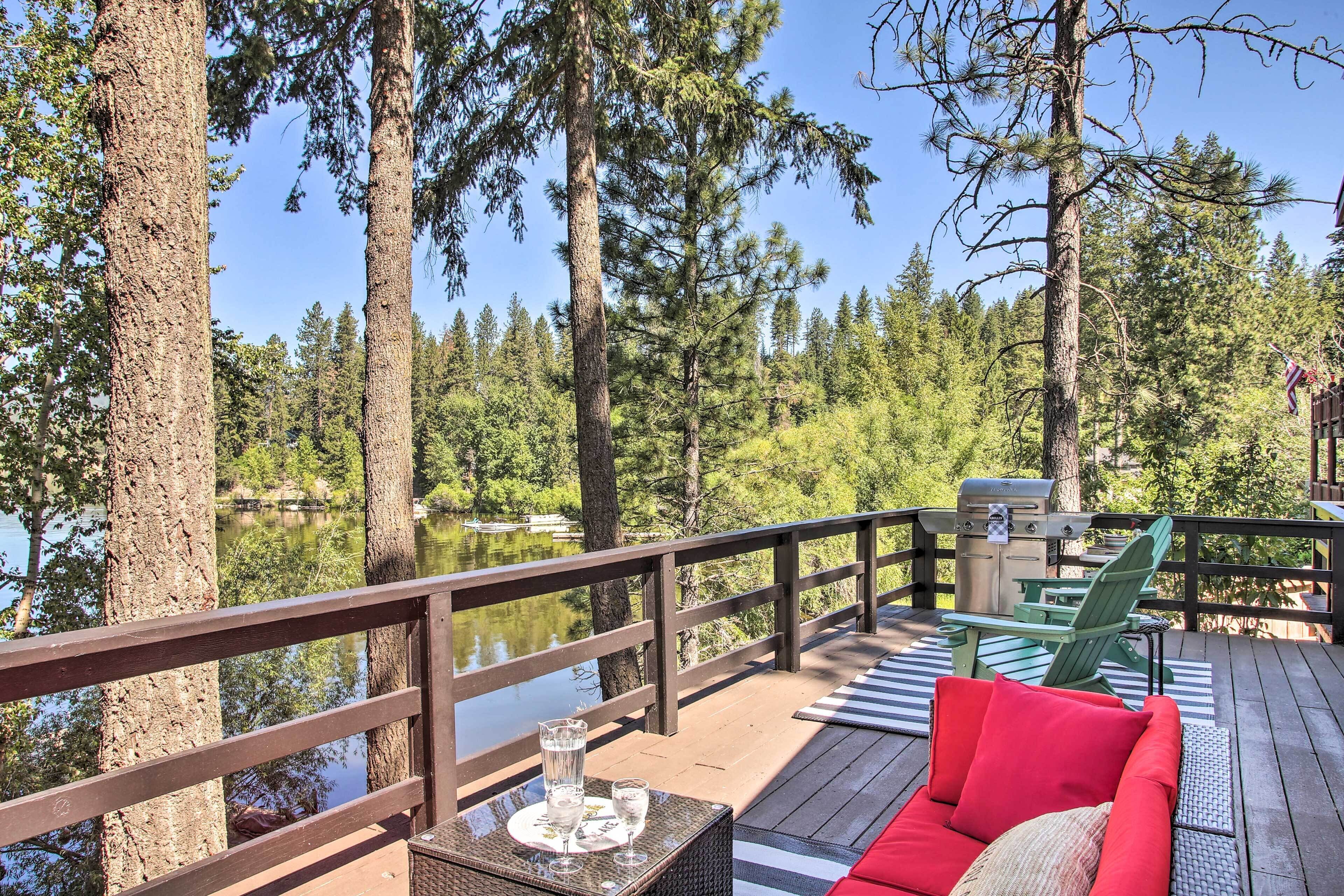 Renovated Hauser Lake Retreat: Walk to Beach!