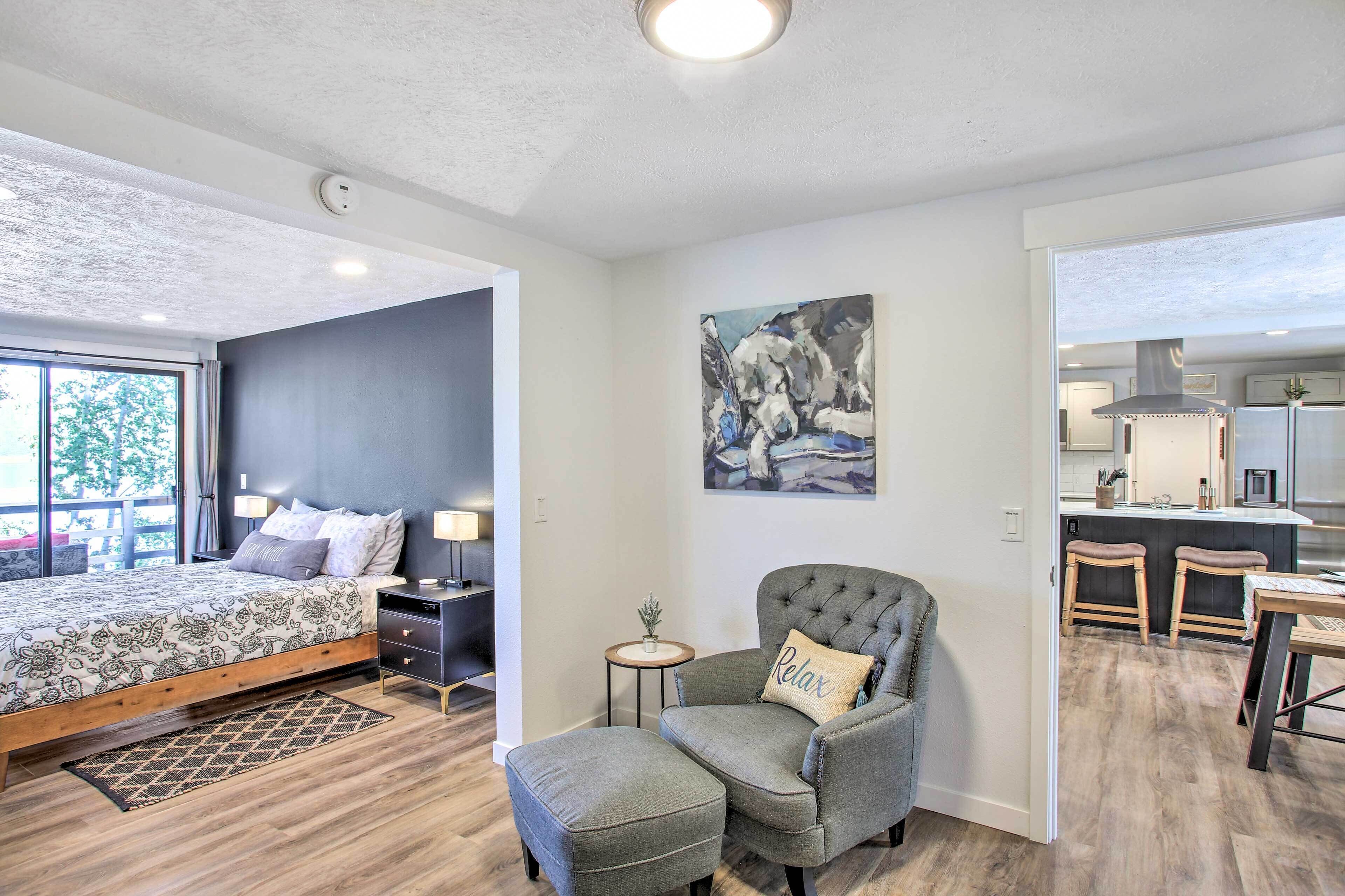 Renovated Hauser Lake Retreat: Walk to Beach!