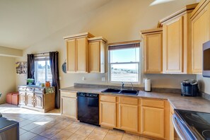 House (3 Bedrooms) | Interior - Pueblo 'five Star Pikes Peak View' Home w/ Hot Tub (Pueblo)