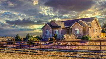 House (3 Bedrooms) | Exterior
