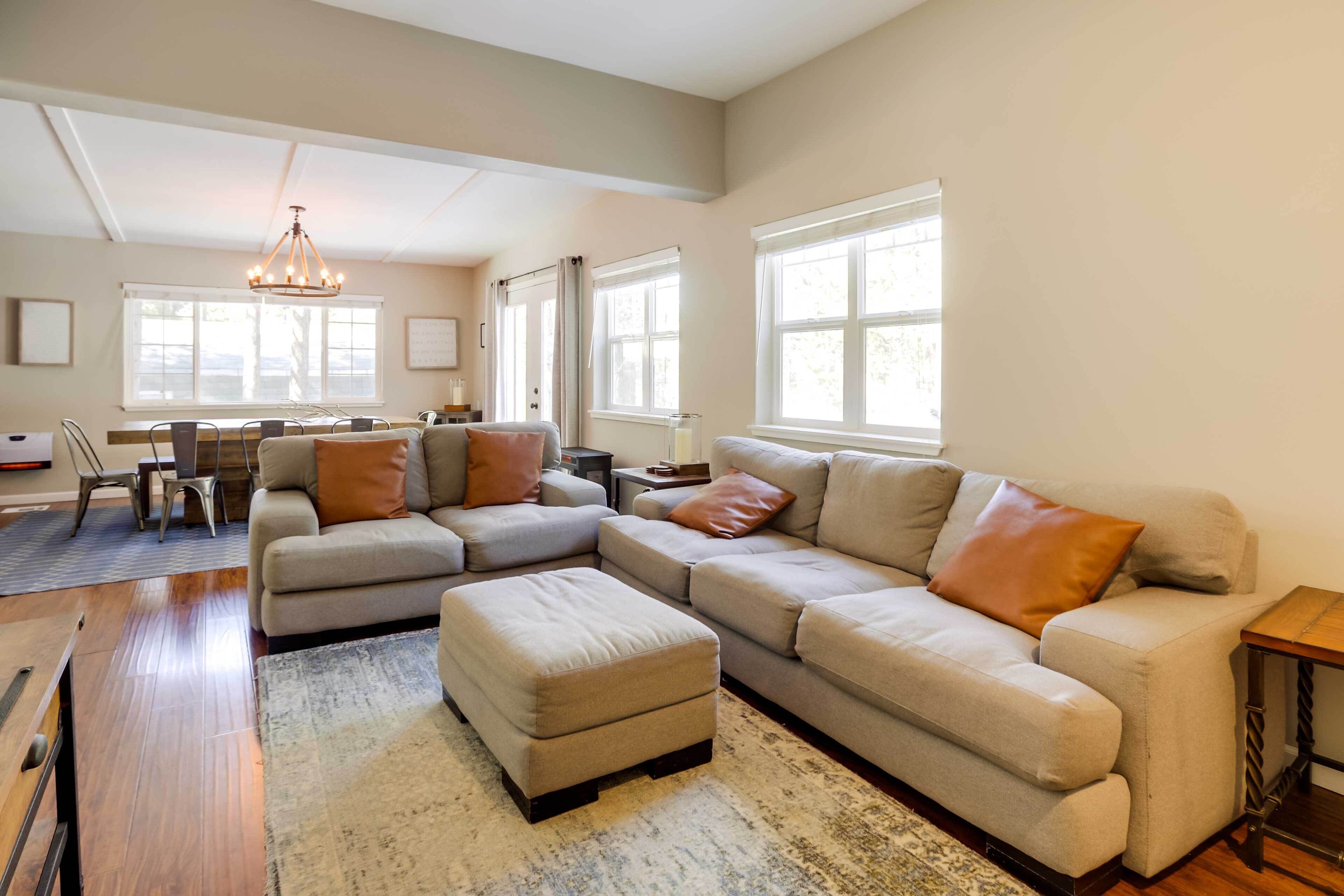 Cozy Escape w/ Hot Tub - 6 Miles to Lake Tahoe!