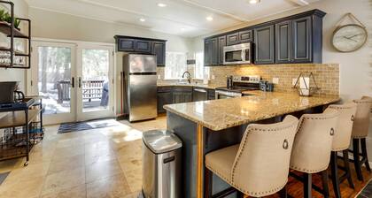 6 Mi to Lake Tahoe: Home w/ Hot Tub & Views!