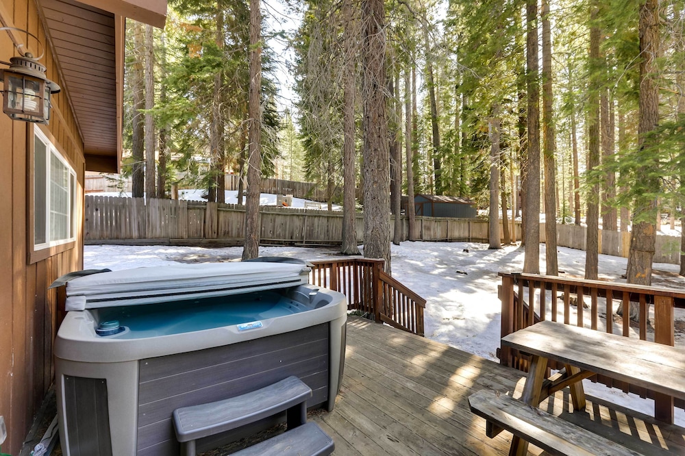 Cozy Escape w/ Hot Tub - 6 Miles to Lake Tahoe!