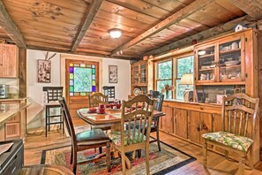 Dining - Rustic Bradford Cottage - 14 Miles to Sunapee Mtn! (Bradford)