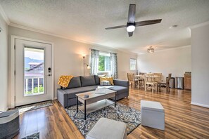 Cottage (2 Bedrooms) | Woonruimte | Televisie, een open haard en boeken