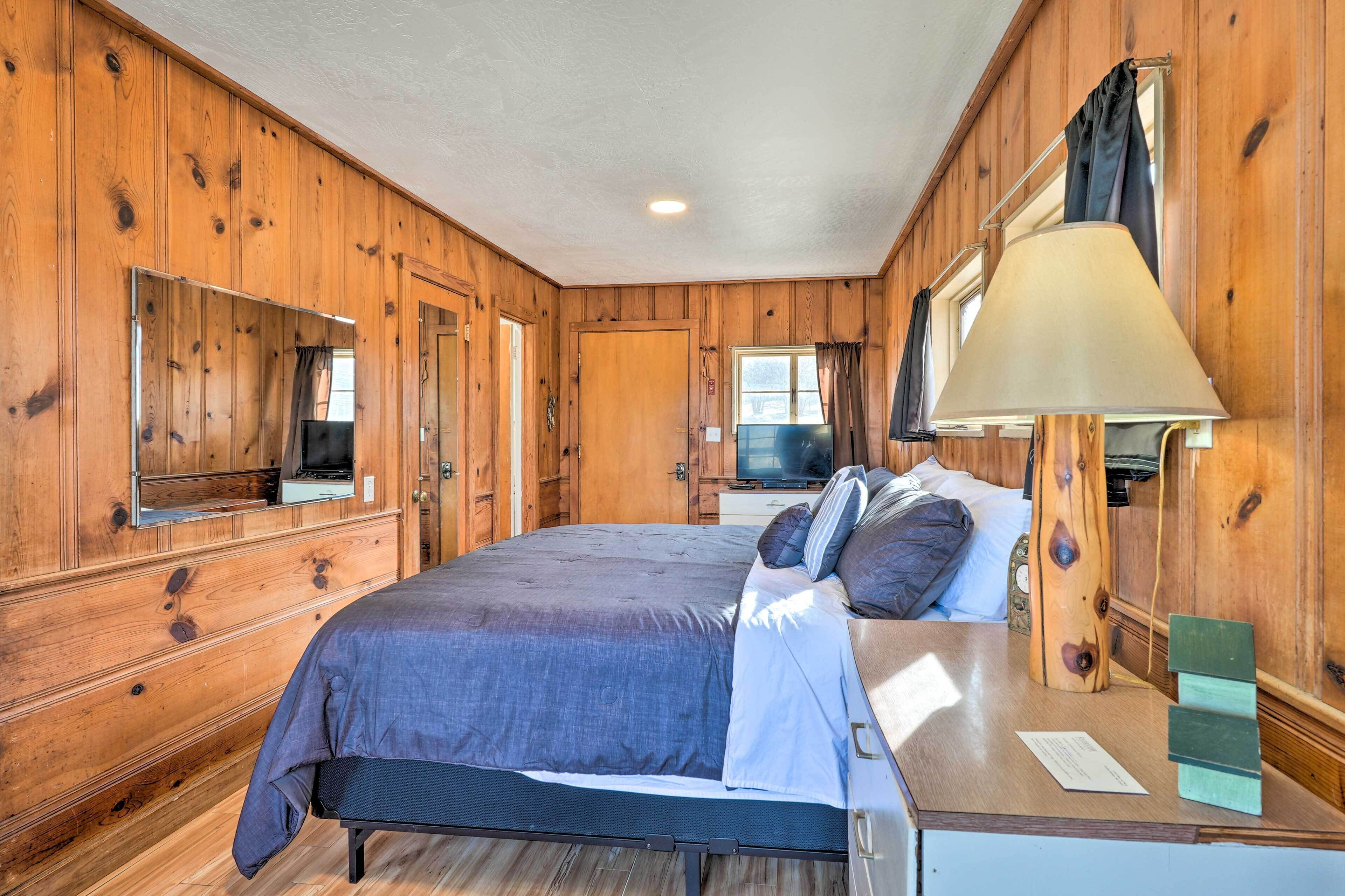 Pet-friendly Couple's Cabin in Eureka Springs