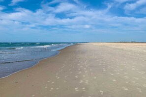 Interior - Emerald Isle Condo w/ Direct Access to Ocean! (Emerald Isle)