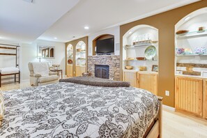 Apartment (2 Bedrooms) | Interior - CO Springs Apartment in the Pines w/ Treehouse! (Colorado Springs)