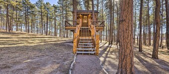 CO Springs Apartment in the Pines w/ Treehouse!