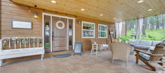CO Springs Apartment in the Pines w/ Treehouse!