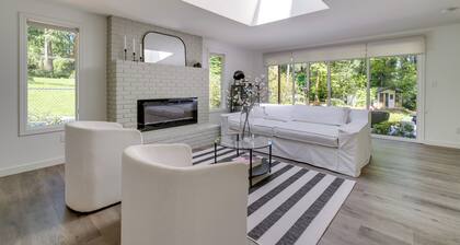 Modern Home: 3 Miles to Woodinville Wine Country!