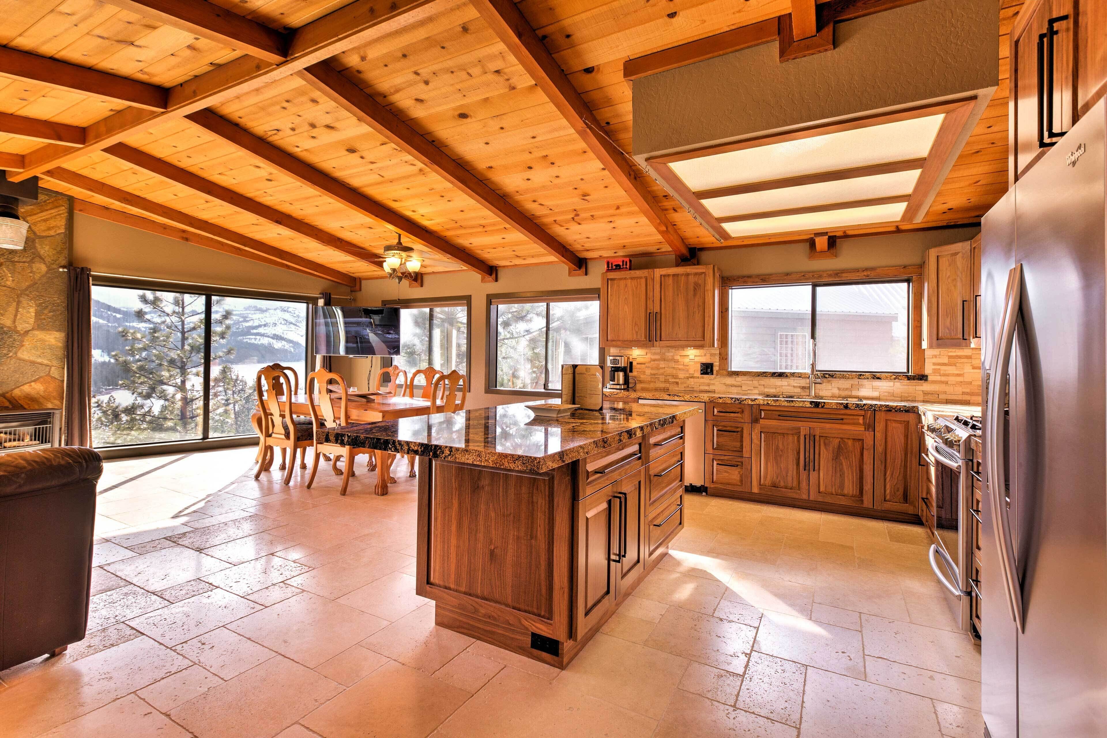 Gorgeous Updated Cabin; Panoramic Donner Lake View