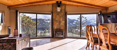 House (3 Bedrooms) | Living area