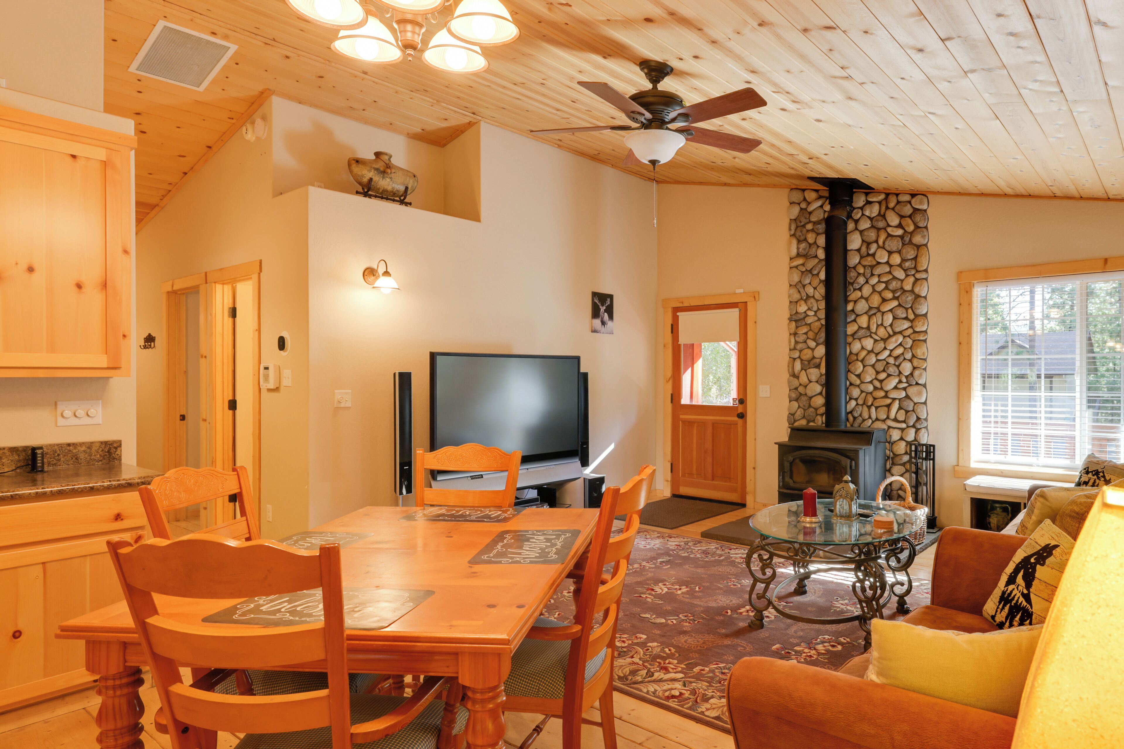 Un salon chaleureux avec une cheminée, des meubles en bois et un téléviseur.