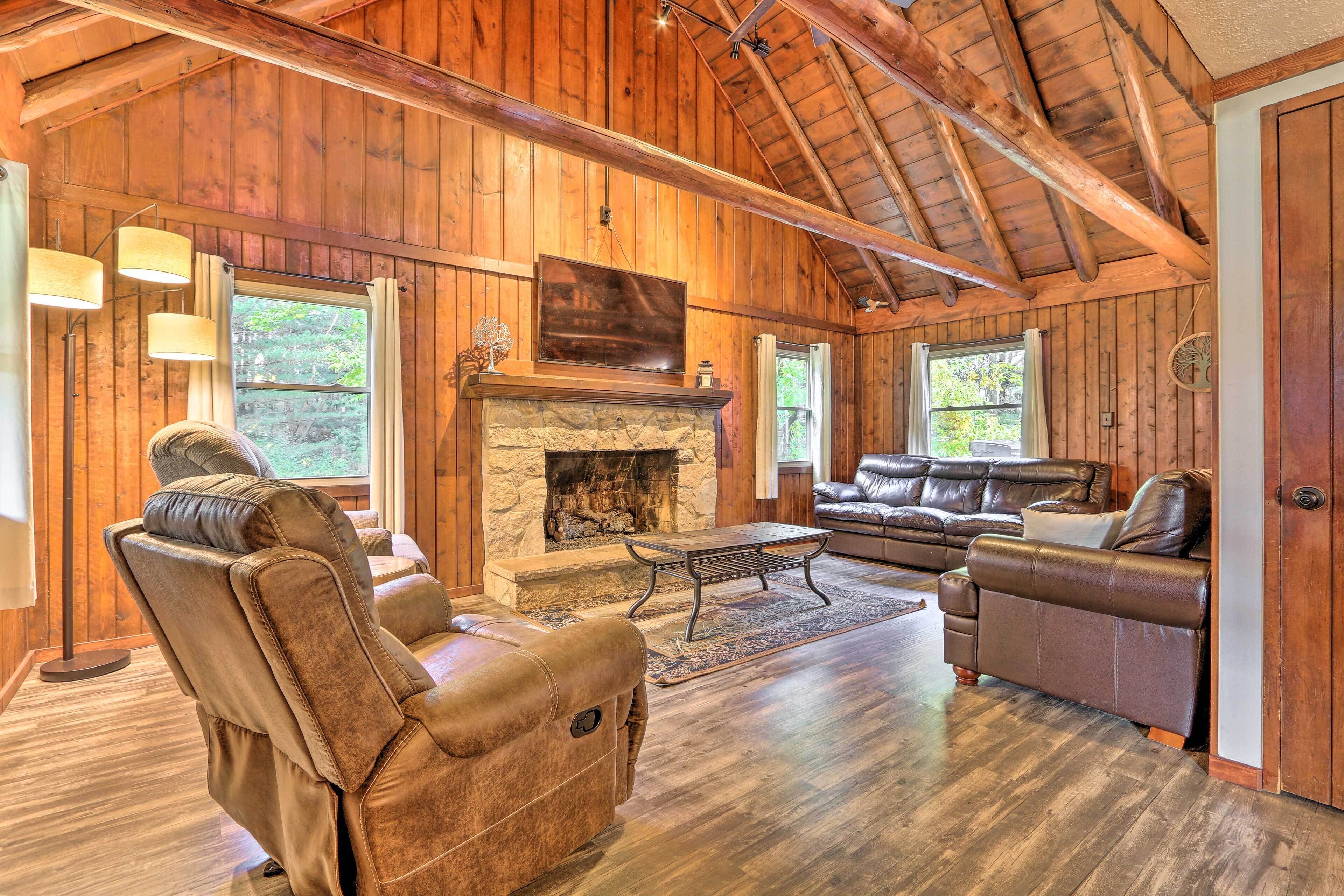 Pine Retreat Cabin With Deck, Hot Tub & Pond!