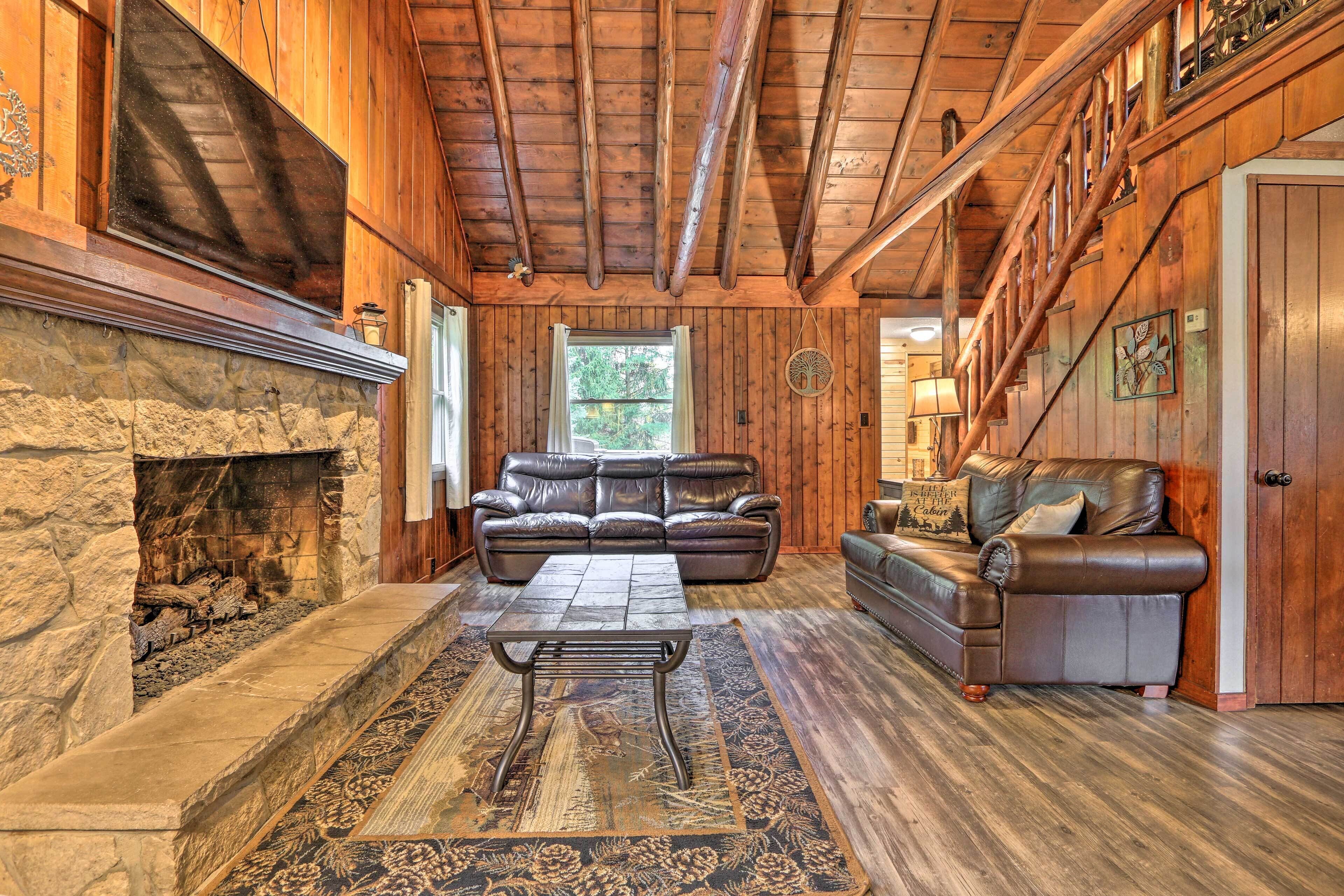 Pine Retreat Cabin With Deck, Hot Tub & Pond!