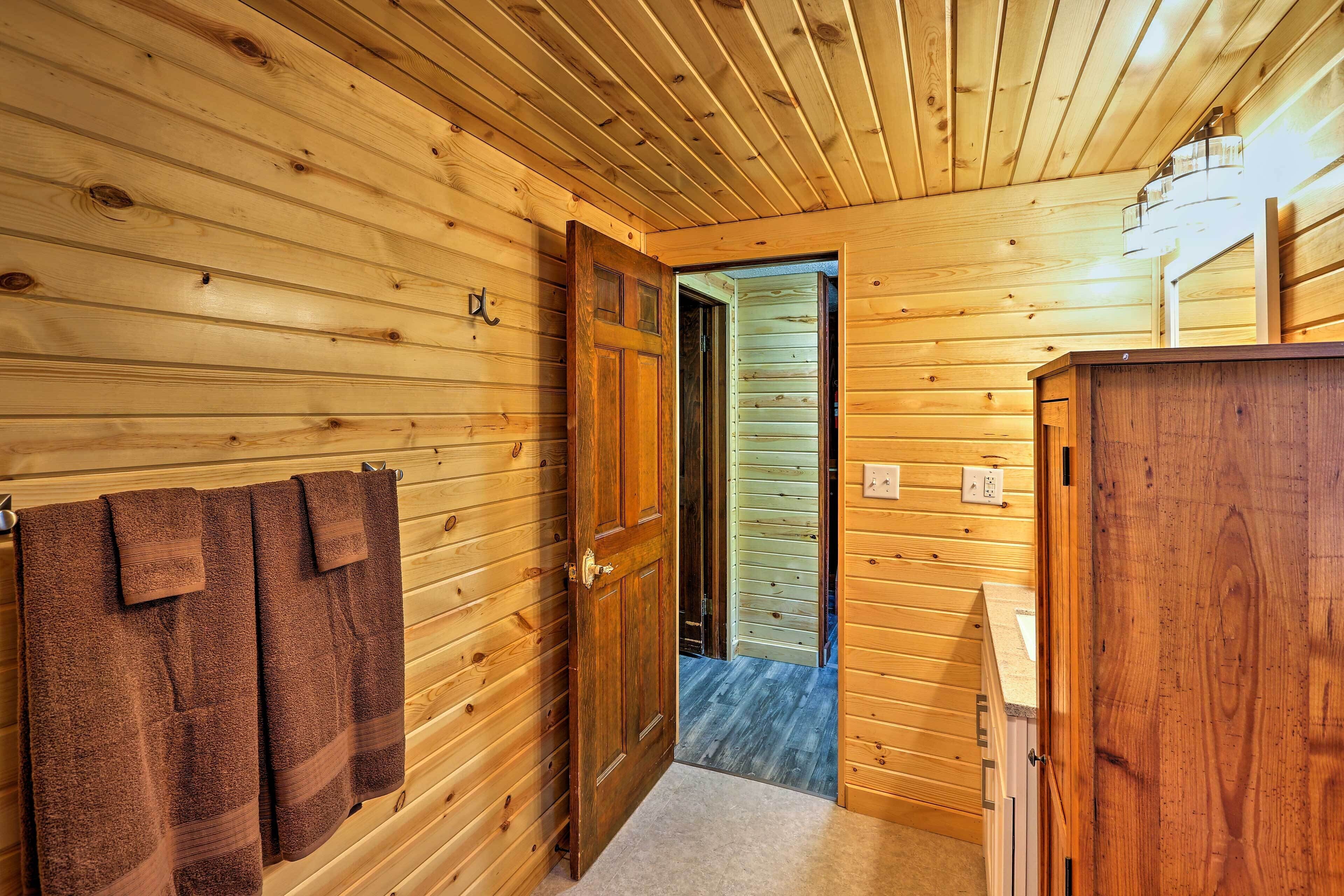 Pine Retreat Cabin With Deck, Hot Tub & Pond!