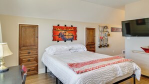 A bedroom with a bed, a ceiling fan, a TV, and a wall-mounted artwork. - Gunnison Studio w/ Shuttle: 30 Mi to Crested Butte (Gunnison)