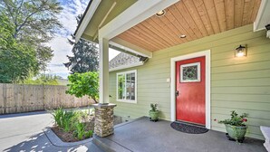 A house with a red door, green siding, and a covered porch with potted plants. - Family-friendly Kirkland Home ~ 1 Mi to Downtown (Kirkland)